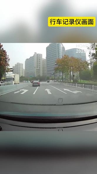 这是故意的还是无意的? 最近王先生找我们反馈,开车在西文街与白石巷的路口,先是看到前面有辆车压线行驶,于是他就鸣笛提醒。结果到了路口的时候前车直接实线变道停在他面前,直到直行灯变成红灯,左转灯变成绿灯,前车又从直行车道左转开走。
当时的这情况,如果您是后车,您会怎么处理呢?欢迎来和我们说说。