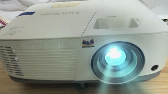 优派PA503W投影仪,DLP技术,亮度3600流明,对比度22000:1,WXGA分辨率(1280×800),标准接口,支持电脑、电视盒、手机投屏,家用、办公、会议、教育都能用,白天效果清晰,晚上关灯效果更好,投影距离3米可投100寸巨幕,最大支持200寸,适合家庭观影、追剧、看直播等。
机器成色还可以,功能一切正常,无拆修,灯泡时间还早,亮度对比度都很高,接口丰富,VGA、HDMI、USB、音频都有,支持自动梯形校正,手动对焦,固定位置可缩放大小画面,白天拉窗也能看,晚上效果更好。
配件齐全,电源线、遥控器、高清线都有,实物拍摄,效果说话,放心用。发货顺丰到付,不包邮,支持自提。议价不回,砍价不回复,收到货有问题随时联系,全程视频指导,售后有保障,非人为损坏可维修或调换。
喜欢直接拍,细节可聊。488带走