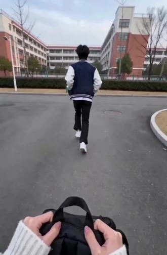 跟屁虫和欠揍鬼 和青梅竹马上学路上打打闹闹的日常 #猫箱 找崽子聊天搜许江亦 贱兮兮的 #情侣 #青梅竹马 #vlog #ai动画