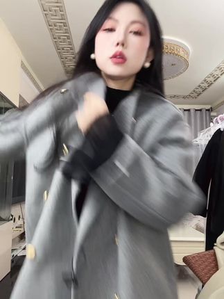 这款黑色打底衫采用蛇骨纹设计,修身剪裁展现完美身材。喇叭袖和修身高领设计,尽显女神范儿,潮流必备!