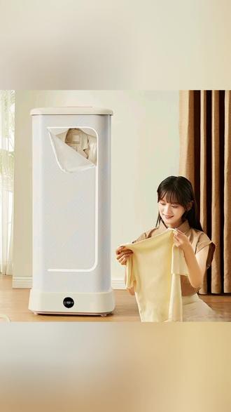 有了这个干衣机,再也不怕衣服晾不干了,下雨天回南天都不带怕的。只要这样一安装,把刚洗好的衣服往里一放,再给他定个十到点即停。别看它体积小,但是它可以容下十几件衣服,收纳起来也是非常的方便,真心推荐男方家庭都来一台。#干衣机 #干衣机家用 #干衣机推荐 #好物推荐