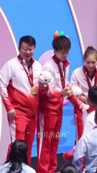 直到我看见了你@林高远
讲了很久很久的全运会终于还是来了,感觉就是像做梦一样,陪高远走到了全运会的赛场。
周日下午的飞机到深圳,延误了三个小时,还需要去取通行证。最后拜托了朋友帮我拿,回到香港之后已经凌晨十二点。但是第二天早上高远十点钟有小组赛,还要坐车去澳门。每天都特别特别困,睡的很早眼皮还是一直跳。
两年前的亚运会是我现场第一次看高远站上领奖台,今天终于弥补了遗憾。我们拿到了鸡仔饼!🥹谢谢高远的坚韧与坚持,全场都在喊我们是冠军!!!!🥇
其实,做林高远的球迷特别特别幸福,永不熄灭的勇气是竞技体育最动人的底色。我坚信高远肯定能够做到,非常荣幸在现场见证你的第一枚单项金牌!你会拥有更璀璨的人生~✨#你就是我的风景 #林高远 #线下 #乒乓球