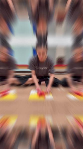 周末亲子手工:超酷的纸飞机!一学就会! 降温的周末不想出门?不如孩子一起在家做手工吧~🌤️
今天Marisa老师带来一个简单又可爱的纸板小飞机,
材料家里随手可得,孩子一定超喜欢✈️
🪄 制作步骤也超简单:
1️⃣ 把厚纸板条对折粘好,做出飞机“机身”;
2️⃣ 用细纸板条剪出“机翼”和“尾巴”,粘上去;
3️⃣ 加上活动眼睛,给飞机一点“小个性”;
4️⃣ 贴上云朵剪纸,用棉花球做出蓬松的“天空”;
5️⃣ 最后把小飞机贴上去,看它“起飞”吧!☁️
具体过程请看视频呀!
✂️在动手的过程中,
孩子不仅能练习专注力和手部协调,
还能发挥想象力,探索空间与形状的变化。
👩👧👦 对家长来说,这也是一次温馨的亲子时光——
聊天、合作、分享创意,让“陪伴”变得更有意义💛
#英式早教 #亲子手工 #趣味手工 #亲子周末 #宝妈日常