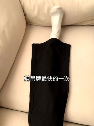 vocal!!显高显瘦!好喜欢有设计感的牛仔裤!!真的很❤这种有设计感但不夸张的牛仔裤!!#黑色牛仔裤 #显高显瘦显腿长 #百搭神裤 #辣妹穿搭 #阔腿裤@DOU+小助手 @DOU+上热门