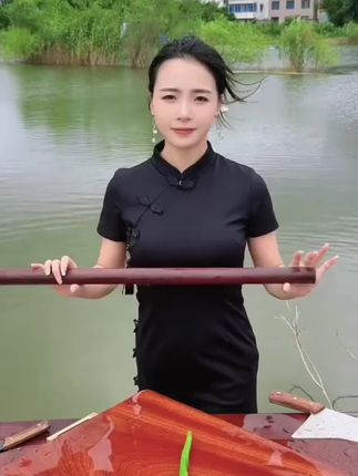 整木实木菜板,整块切割而成,不易开裂发霉,双面设计,水槽正面切瓜果蔬菜,反面切砍鸡鸭鱼肉类。#菜板 #实木菜板#砧板#乌檀木菜板 #厨房好物