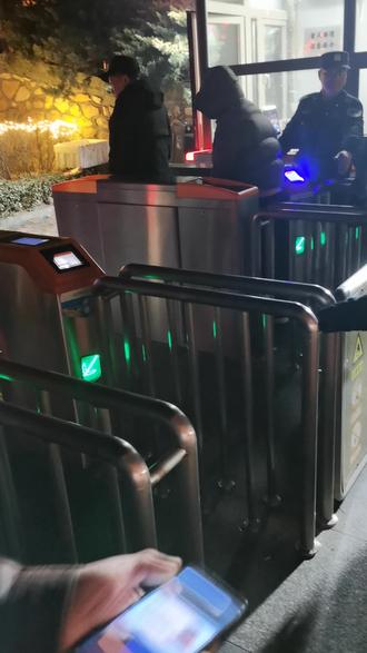 大孤山已被某些资本承包,以后没带大孤山本地身份证的人士,一律不允许蹬山锻炼身体了!