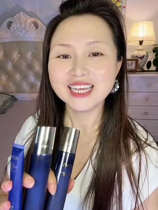 这个胶原水光喷雾真的太绝了,它的雾化超细腻,能均匀覆盖全脸,让皮肤喝饱水的同时还能紧致肌肤,简直就是换季必备神器!而且它超级好用,性价比超高,快来试试吧!#胶原水光喷雾 #水乳套装 #紧致提升淡化皱纹 #美白淡斑
