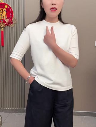 穿出温柔气质,小半高领打底衫,不满意可退哦! 姐妹们!这个冬天一定要给自己安排一件这样的衣服啊!!!面料好穿起来舒服又好看!关键现在拍一发三还有运费险!真的太划算了!#时尚穿搭#柔软亲肤#面料柔软舒适#打底衫#秋冬基础款打底合集