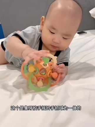 宝宝两个月就可以练习抓握了,这款#曼哈顿球 ,既有硅胶条好抓握,又有啃咬点,每个球上都有鲜艳的小球,各个柔软Q弹,不担心会伤到宝宝牙龈,麻麻们安排#曼哈顿手抓球 #玩具推荐 #宝宝牙胶