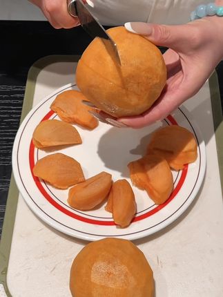 终于等到脆柿子上市了,又脆又甜满满的糖心,每一口都是嘎嘣脆,真的太爱了!#脆柿子 #巧克力柿子 #现摘现发新鲜到家 #快来一起尝个鲜 #谁懂这一口的好吃程度