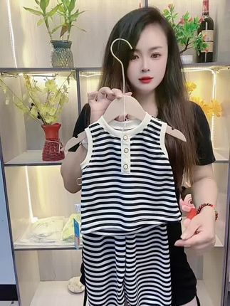 宝妈们看过来✨ 这套黑白条纹无袖套装,太绝啦! ,无袖设计超适合夏天🌞 面料柔软亲肤,宝宝穿舒适又自在~经典条纹永不出错,上衣小纽扣增添细节感,裤子宽松不勒,跑跑跳跳都舒服💨 ,不管是日常出街还是居家玩耍,这套都能轻松拿捏✅ 给娃穿搭发愁的麻麻,闭眼入就完事儿,让宝贝秒变时尚小潮娃👶 ,#宝宝穿搭 #夏季童装 #条纹套装 #萌娃日常穿搭