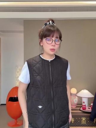 姐妹们快看,我挖到一件巨好看的棉马甲,上身真的好韩好显瘦啊!它不是那种很厚很臃肿的,穿上反而更显壮,是这种轻薄透气的,里面随便搭个打底衫就很绝美,而且它的版型也很好,不会显得整个人虎背熊腰的,不管是单穿还是叠穿都很好看,真的太爱了。#酷女孩穿搭 #穿搭技巧 #日常分享