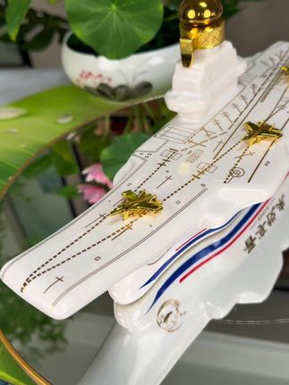 既是美酒又是一款高端艺术品 #景德镇陶瓷 #精品摆件 #高档大气上档次 #白酒