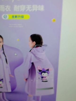夏季雨水多,孩子的雨衣就得选这种EVA材质的,质量好,全方位防护,孩子背着书包也不怕被淋湿了#儿童雨衣