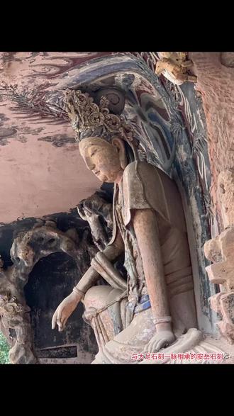 与世界文化遗产大足石刻一脉相承,几乎是同时期开凿雕刻的安岳石刻,就因为不是世界文化遗产,前几年遗落山野,别说在世界,就是在国内,在川渝地区,都是默默无名。有句俗语叫:同人不同命,同伞不同柄。这句俗语就是说,同样条件下的人,却有着截然不同的人生际遇 。
或许你比别人更有才华,但是别人得以提拔重用,你却得不到提拔重用。
或许你比别人更加勤奋努力,但是别人却考上了理想的大学,理想的工作,而你却没有考上理想的大学,理想的工作。
或许你比别人相貌出众,但是别人却找到了理想的伴侣,而你却没有找到理想的伴侣。
同人不同命,同伞不同柄。生活就是这么玄妙 ,人生就是充满了意外与困惑。人生命运的不同很大程度上取决于机遇与运气的不同。
北宋宰相吕蒙正写过一篇《寒窑赋》,文中写道:马有千里之程,无骑不能自往,人有冲天之志,非运不能自通……天不得时,日月无光;地不得时,草木不生;水不得时,风浪不平;人不得时,利运不通。
时来天地皆同力,运去英雄不自由。这让人无法琢磨的运气与机遇,时刻都在左右着人的一切。人生的成功不仅需要勤奋努力,更需要机会和运气。
人是有机遇和运气的差异的。每个人的机会和运气都不一样。同样的勤奋努力 ,你有机遇和运气,你就能取得成功;你没有机遇和运气,你就会走向失败。这早已被古今中外的历史事实所证明——“文章盖世,孔子厄于陈邦;武略超群,太公钓于渭水……楚霸虽雄,败于乌江自刎;汉王虽弱,竟有万里江山。李广有射虎之威,到老无封;冯唐有乘龙之才,一生不遇。”
人无法左右自己的机遇和运气,但是却能左右自己的勤奋与努力。无论何时何地,无论处于什么样的境遇,都不能自暴自弃,都应该奋发努力,愈挫愈奋,遇挫愈勇,屡败屡战 ,与命运抗争到底。把勤奋努力交给自己,其余的交给菩萨(神明或上帝)!#传承古代文化欣赏中国历史 #敬畏天理保持良知心存善念 #心存善念必有后福 #好的作品都是有灵魂的 #记录历史的痕迹
【图文来自网络,隔壁王老编辑转发】