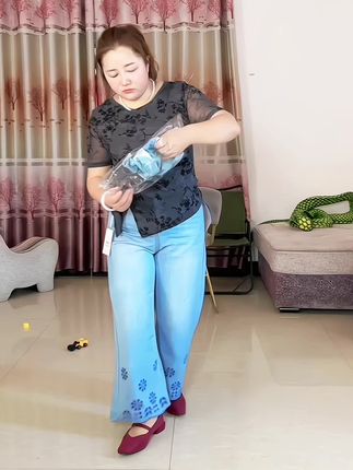 姐妹们,这件蝴蝶结短袖真的好好看啊!它是这种水墨晕染的面料,摸起来很舒服,胸前的蝴蝶结设计少女感满满,而且特别百搭,不管搭配裙子还是裤子都超好看,喜欢的姐妹可以闭眼入。