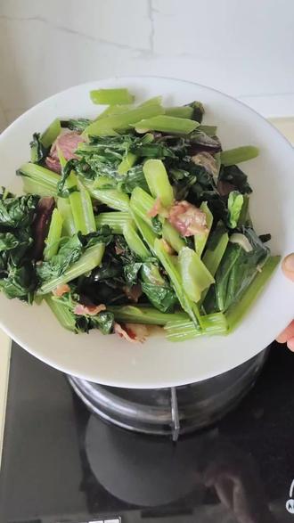 用腊肉炒的甜菜太香了。