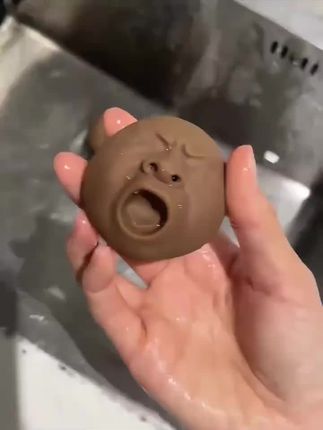 哈欠整蛊茶宠解压搞怪水枪 哈欠整蛊茶宠,它看起来就是一个可爱的小茶杯,但只要给它装上水,就能随时随地给别人一个惊喜了!不管是朋友聚会还是上班摸鱼,都可以用它来整蛊一下对方,简直不要太快乐,喜欢的朋友千万不要错过哦!#解压玩具 #茶宠#有趣#开心一刻#一跳的爆笑瞬间