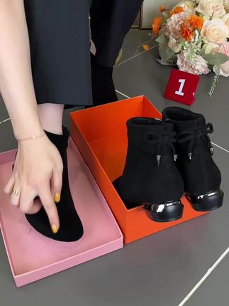 圆头低跟百搭羊皮短靴#好物分享 #女鞋穿搭 #好鞋推荐 #脚宽脚胖都可以 #透气舒适 @DOU+小助手 @DOU+好生意 @企业号小助手