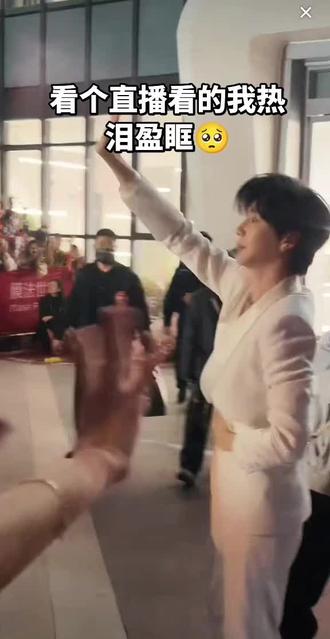 20260130晚 非常感谢你们去现场等#郝熠然 下班🥺同担们你们辛苦了😭真的看的我好心酸,屏幕前的我眼泪都止不住ಥ◡ಥ 录屏来源至@广东云熠星河守护站 这个同担姐妹的直播间,真的非常谢谢你们也很爱谦谦君子温润如玉的普普,谢谢你们😭