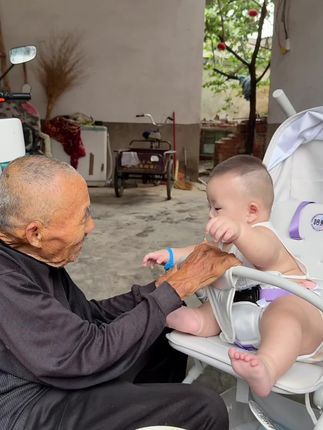 都不愿意抱了? #隔辈亲 #四世同堂 #有一种爱叫隔辈亲 #人类幼崽的可爱瞬间