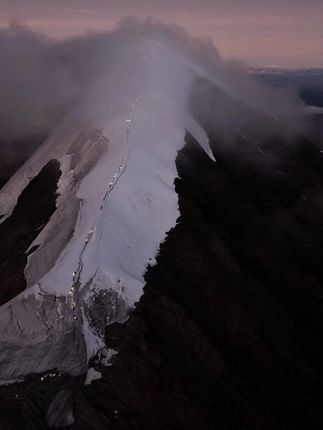那玛峰从这个角度看像一条鲸鱼即将破云而出 来一趟那玛峰,山与海都有了,国庆的那玛峰队员们打着头灯在山海里遨游#无人机拍摄 #大片即视感 #我的生命就该浪费在这种地方 #那玛峰 #贡嘎雪山