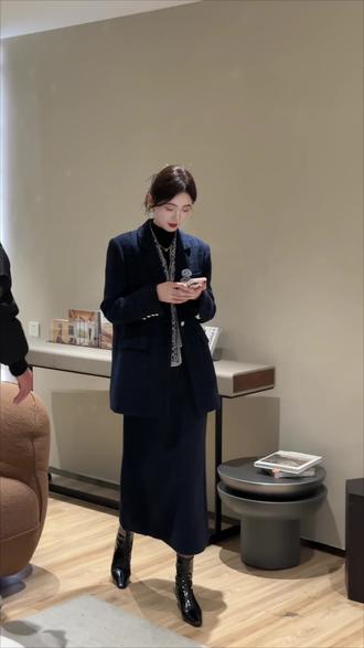 在商场偶遇一个小姐姐,她身上的羽绒套装也太显白太显瘦啦