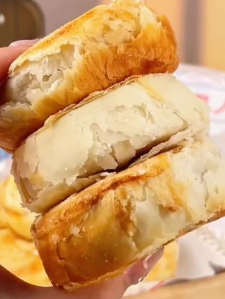 #黄庄月饼 朋友给我推荐了这个火爆全网的黄庄#酥皮月饼, 拿在手里酥皮就会往下掉的那种,里面是满满的馅料,它不油腻吃起来又酥又香又糯,如果你没吃过建议你#尝尝。