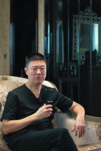 凸嘴到底去哪看|正畸正颌还是鼻基底丰下巴 在广西干了几十年啊。
发现很多侧脸除了鼻子有需求之外呢,最常见的问题就是:凸嘴。
那按照常规思路,肯定是嘴凸治嘴。
特别是如果还存在严重咬合问题,一般就会考虑正畸正颌。但是正颌的创伤非常大,风险高,这点劝退很多人的。然后是正畸,如果是牙性凸嘴,发育阶段正畸是有一定效果的。但是如果是骨性凸嘴,颌骨发育的问题,或者下巴发育不足造成的嘴凸,改善空间就有限了。
这两种主要是从功能出发解决凸嘴。
那如果说咬合功能没有问题,就可以考虑美容外科的手段啦。
曲线救国,嘴凸不动嘴。
第一个,拉面中。隆鼻,填鼻基底。
中面部拉起来了,侧面视觉中心转移到鼻子上,嘴就不那么凸了。
细节上还有调整鼻唇角,人中越垂直嘴越不显得凸。
第二个,我们要看下巴是否后缩。
下巴后缩的判断方法很简单,处于水平状态拍一张纯侧面照,由眶下缘最低点到外耳孔上缘连一条直线,从山根低点跟这条直线做一条垂线。
看下巴能不能跟这条线切上,切不到,就可以判断为下巴后缩了。
#下巴后缩 #鼻基底凹陷 #正颌 #正畸