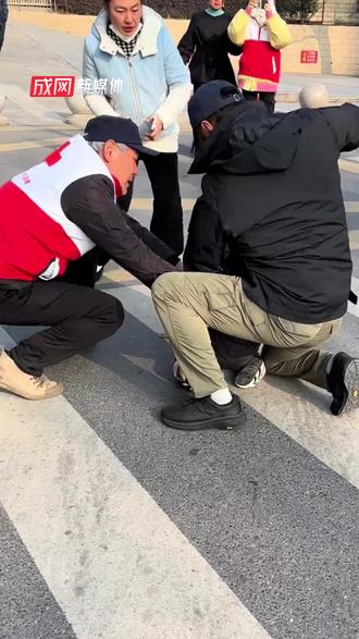 12月18日,安徽滁州。清流小学校门口一名2岁女童吃玉米时突发气管梗阻,当场昏迷。恰逢琅琊区红十字志愿服务队志愿者张延骏、陶延生刚结束校内应急救护培训,二人立即轮流实施海姆立克急救法。施救过程中孩子逐渐恢复反应,随后由赶到的医生接力处理并送医。女童父亲黄先生表示,孩子已无大碍,非常感谢两位志愿者,并打算送锦旗。医院称“宝贵的几分钟把握住了”。