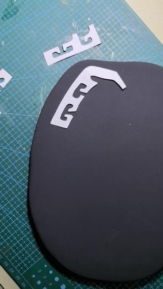 详解用粘土制作何尊扉棱
制作扉棱需要提前晾干粘土,需要提前准备的工具有,擀面杖,能画清楚的笔和刻刀。#粘土手工 #历史作业 #何尊 #我的手工日常 #仿青铜器