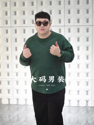 谁懂这件卫衣对怕冷人士的吸引力啊!不仅防风防寒,穿上耍酷轻松拿捏,真恨不得每天都穿在身上#这个冬天不怕冷 #防风抗寒 #大码男装#百搭卫衣#时尚保暖