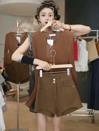 #甜美穿搭 #洋气减龄 #时髦精 2025年夏季新款穿搭女韩版辣妹修身显瘦上衣百搭牛仔短裤两件套装#面料柔软舒适 #洋气小衫 @DOU+小助手