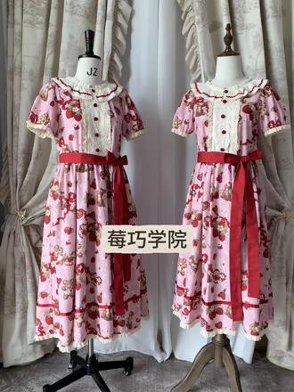 莓巧学院🍓麻袋op 人台细节讲解~ 左侧人台数据:胸围80,腰围62 (穿S长款)
右侧人台数据:胸围82,腰围60 (穿S短款)
🍓莓巧学院 明晚8点就截团啦~喜欢的老婆不要错过
#Lolita #lolita洋装 #lolita安利 #星落奶油巷Lolita原创 #莓巧学院