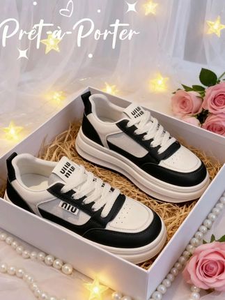🔥2025松糕鞋天花板!小个子秒变女团腿精👟✨ 【3秒抓眼球】 "身高155+的宝子看过来!这双隐形增高5cm的神鞋让我被追着要链接!" 【5大核心卖点】 🌟【韩版设计 氛围感拉满】 奶白+浅灰拼色自带柔光滤镜,立体车线+金属扣细节,配碎花裙是韩剧女主,搭牛仔短裤就是街头辣妹! 💨【航天级透气网面】 实测38℃高温暴走8小时不闷脚!蜂巢透气孔+牛奶丝内里,脚汗星人终于告别"蒸桑拿"尴尬💦 👣【5cm厚底 稳如平地】 微弧松糕底+人体工学弧度,显高3-5cm还不崴脚!重点是轻到像踩云朵,暴走迪士尼10小时不累脚~ #小个子增高神器 #韩系穿搭必备 #便宜又好穿 #爆款美鞋 #好穿不累脚