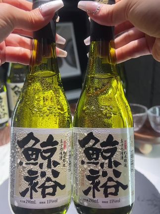 喝啤酒胀肚,白酒又太呛,那就喝国产鲸裕清酒,15度的酒精度数刚好微醺,配料表只有水、大米、米曲,入口酒香浓郁,尾调是蜜瓜的清甜,真的好好好啊#哪凉快就去哪喝一杯 #抖in小酒馆啤酒节#鲸裕清酒 #好喝不贵#大暑消夏开吃啦的tag