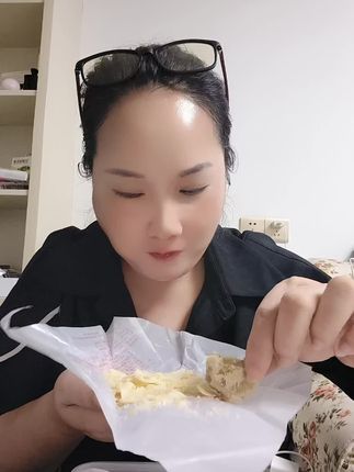 二坊坪黑芝麻五仁月饼酥月传统老月饼老人孩子都喜欢吃的月饼#月饼 #童年回忆 #老月饼 #中秋月饼 #传统月饼