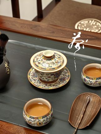 中式三才盖碗,开片可养,釉色温润,缠枝花纹尽显古韵!喝茶的仪式感,被它狠狠拿捏了~#茶具 #盖碗泡茶 #茶生活 #喝茶 #茶具好物推荐