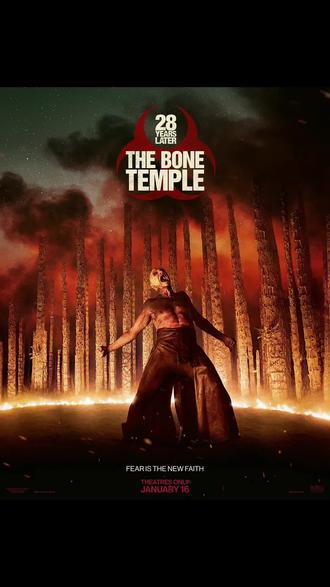 🔥丧尸会说“月亮”?白骨圣殿🤘🏻唱摇滚
🔥2026开年最疯批丧尸片!《惊变28年2:白骨圣殿》直接颠覆认知!烂番茄94%,豆瓣7.3,这波不亏!
💀剧情高能到炸:病毒爆发28年后,英国彻底沦陷。12岁幸存者斯派克被邪教“吉米帮”掳走,头目吉米·克里斯特尔逼他杀人入会,还用受害者尸骨堆砌“白骨圣殿”搞疯狂仪式。另一边,前病毒学家伊恩·凯尔森躲在圣殿地下,秘密研究阿尔法丧尸“参孙”,发现给它注射吗啡能暂时压制暴力,甚至让它说出“月亮”这样的词语,暗示病毒有逆转可能。后来吉米发现凯尔森,想利用他的“研究”包装成“神迹”控制信徒,凯尔森假意合作,暗中帮斯派克逃跑,最终与吉米同归于尽,参孙恢复部分理智,斯派克带着希望逃离,片尾前作主角吉姆惊喜现身。
🎬名场面封神:白骨圣殿里,吉米带着信徒听铁娘子乐队《Run to the Hills》狂欢,丧尸参孙被音乐吸引跟着节奏晃动,暴力与荒诞感拉满!凯尔森给参孙看月亮图片,教它说“月亮”,当参孙沙哑吐出这个词时,冰冷的丧尸突然有了“人性”温度!吉米让所有手下都叫“吉米”,抹除个体身份,把疯狂变成集体符号。
🌟必看理由:
1. 拉尔夫·费因斯演技炸裂,在白骨堆里与丧尸对戏,眼神里全是疯狂与悲悯!
2. 白骨圣殿实景搭建,上万头骨堆成的哥特式建筑,每一帧都是视觉暴击,隐喻文明崩塌后人性的扭曲。
3. 基里安·墨菲片尾惊喜回归!老粉看到他举枪的背影直接DNA动了!
4. 12岁斯派克被迫杀人时,颤抖的手和含泪的眼,末日里的少年挣扎比丧尸更戳心!
总之,这电影用丧尸片的壳装着哲学内核,当重金属遇上活人献祭,当理性对抗疯狂,看完只想问:到底谁才是真正的“怪物”?#惊变28年 #末日生存 #丧尸电影 #电影推荐 #拉尔夫费因斯