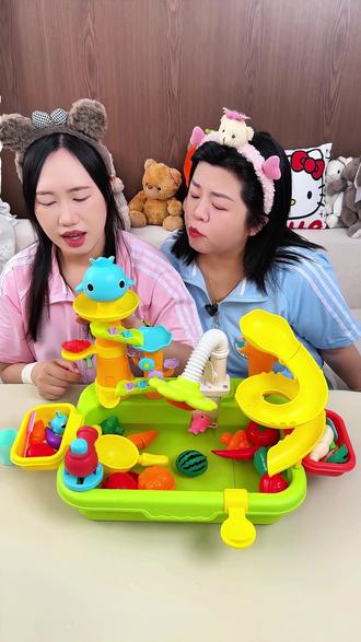 夏天也太适合玩水了叭,安排了这套儿童水上乐园,带娃简直太轻松 赶快给家里的宝贝入手一个吧!#儿童玩具 #水池玩具