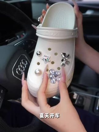 姐妹们,朴西家新款洞洞鞋来了,这个鞋子真的太轻了,穿在脚上跟没穿似的,而且它真的很软很舒服,不管你是光脚还是搭袜子都很好看,出去玩或者上班穿都很合适,走一整天都不会累脚。防滑又静音,不管是大人还是小孩都能穿,喜欢的朋友赶紧给家里人安排起来吧!#夏季凉鞋 #好物分享 #爱了爱了 #今日分享 #只做高品质