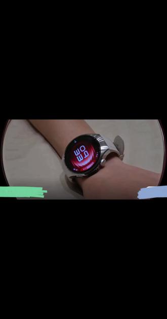 华为 WATCH 5|首款鸿蒙 AI 手表太绝了! 华为 WATCH 5|首款鸿蒙 AI 手表太绝了!戴了一周被圈粉!这只手表把健康管理+ AI 智慧玩出花!
【 X - TAP 智感窗黑科技】轻触10秒测血氧,运动后实时刷新数值;
长按3秒开启1分钟微体检,17项健康指标一键 get ,打工人摸鱼也能查健康~
【 AI 小艺超懂你】接入盘古大模型,问"跳绳能瘦腿吗"会给定制化回答+注意事项还能语音操控100+运动模式,开车时一句话就能调闹钟~
【手势操控超方便】来电敲一敲接听、划一划拒接
闹钟响了敲一敲推迟,躺床上不想动也能轻松操作,懒人党狂喜!
【颜值与性能并存】精致时尚的配色+未来感设计
内置麒麟芯片流畅到飞起