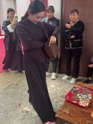 弟弟结婚了,两个姐姐来给弟弟上礼了