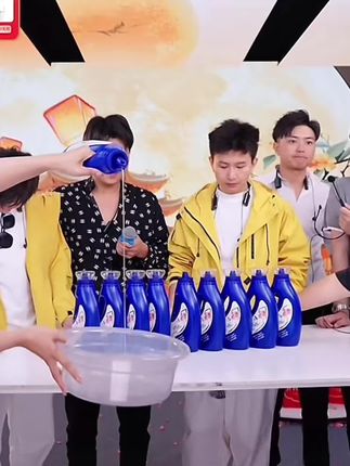 不二花田新出的这个乌木玫瑰洗衣凝露真的太好闻了,它是那种淡淡的木质玫瑰香味,闻起来很舒服,而且留香也很持久。平时衣服上有油渍、污渍啥的都能用它洗干净,洗完的衣服又香又软,还很干净。如果你也喜欢这种高级又好闻的味道,那就赶紧试试吧!#洗衣液推荐 #洗衣凝露母婴可用 #洗衣凝露洗衣液 #自用好物分享 #唐三妹