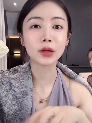 防水防汗控油的粉膏 女人的底妆一定要轻透才能透出高级感 这个粉膏涂上去就透出妈生好皮肤 绝绝子#小小101 #美妆 #女生必备 #强烈推荐 #爆款热卖中 @DOU+小助手 @DOU+上热门
