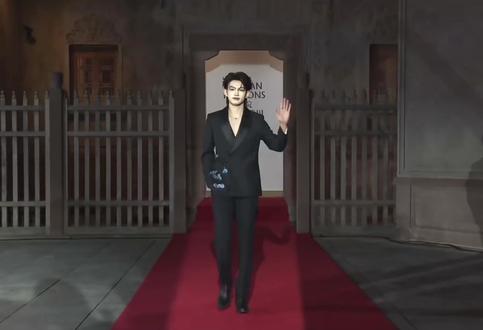 #云旗 #濮院时装周 3.21 身穿PEER DULLAERT高定红毯走秀