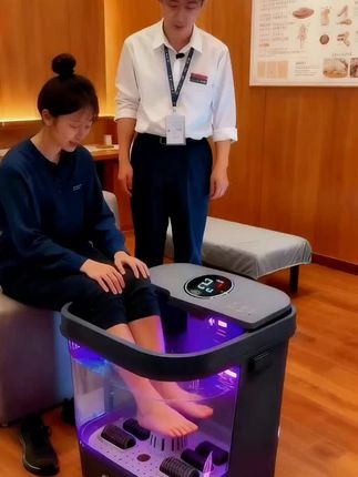 小米有品全自动泡脚桶,给双脚“沉浸式放松时刻” 忙碌一天后,双脚总盼着被好好呵护。小米有品这款全自动泡脚桶太贴心✨ 桶身够深,能把小腿都包裹住,像把双脚放进温暖的“专属水舱”。 全自动模式超省心,不用手动调温,按摩滚轮还会轻柔转动,给双脚做细腻按摩。加热也很快,没多久暖意就从脚底往上冒,疲惫感瞬间消散。 睡前泡一泡,或者周末闲暇时用它,在家就能享受足浴SPA,让双脚随时能“喘口气”,连睡眠都变得更踏实,给身心满满的温柔呵护~#非常方便实用 #爱了爱了 #多功能 #好物推荐🔥 #抖音小助手dou上热门