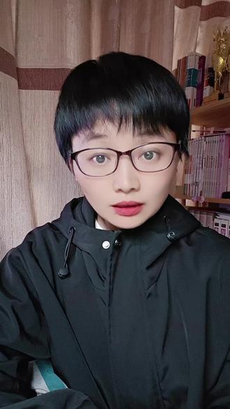 谋生的路上大家都很辛苦,有人愁的是柴米油盐,口袋空空,有人苦的是人情冷暖,真心难懂,其实哪有谁比谁过的容易,不过家家有本难念的经,人人有首难唱的曲,你看他一衣着光鲜,说不定背后藏着难言的心酸,你瞧他笑口常开,或许心里扛着千金的重担。只是有些人从来都不说,因为身后有牵挂,眼里有盼头,这就是普通人的生活。#情感文案 #情感共鸣 #人间清醒 #治愈 #读书