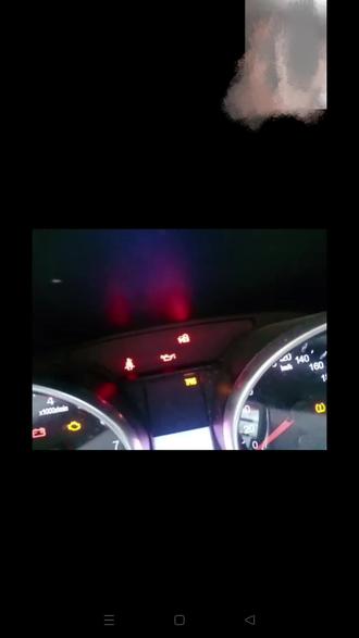 20年哈佛M6熄火后无法启动,全车可通电但亮防盗灯。整车高速CAN挂载的所有模块通讯正常但有防盗认证失败故障码,低速CAN挂载的所有模块都无通讯,网关模块报C01988 低速CAN总线关闭,车主说熄火前仪表报胎压监测失效然后熄火后就无法启动了。胎压监测集成在BCM中,结合经验它属于被动故障不是真正的故障点。最后测量低速CAN、高速CAN电压,高速CAN电压正常,低速CANL与CANH单线对地电压都是11.8V接近于电瓶电压属于CAN线对正极短路,拔掉BCM所有插头低速CAN还是短路排除车身电脑损坏,最后结合电路图参考今天的天气以及后保险杠内的线束照片准确锁定CAN线短路点,最后成功让车主可以开着爱车赶远路回家。#同城开锁换锁配汽车钥匙 #配汽车遥控器钥匙 #专业的事交给专业的人 #汽车电子技术 #汽车电器维修