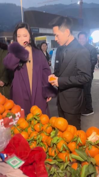 索图老师给金美希吃橙子@索图 @金美希🌞⁹⁰³ @金美希🌞⁹⁰³(小号)